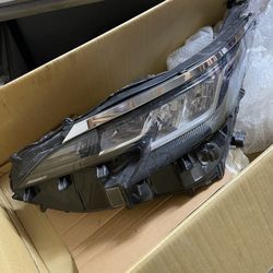 Used OEM 2020 21 22 23 24 25+ Toyota Sienna Driver Side Headlight Broken Clip