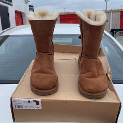 Brown Uggs Bailey bow 9 **$30 Or best Offer**