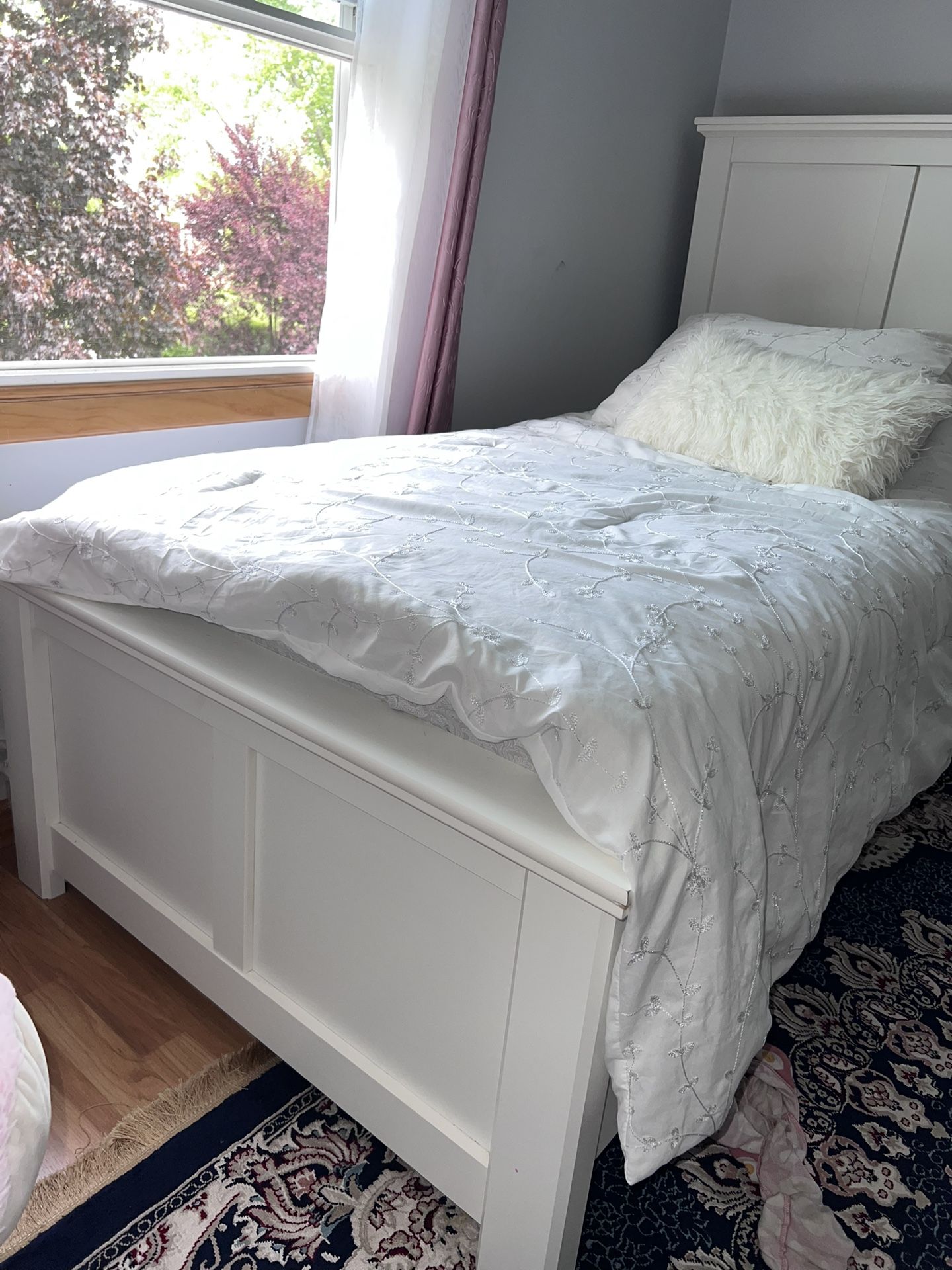 Twin Sized Bed With Mattress Box