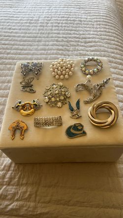Vintage Brooches With Different Colors And Designs 
