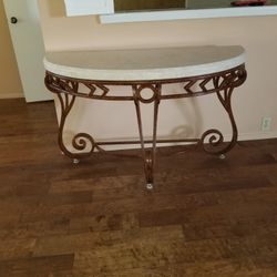 Beautiful end Table New Condition First $200 Takes It