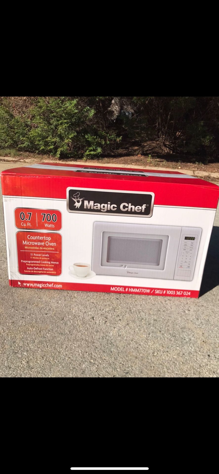 BRAND NEW Magic Chef Microwave