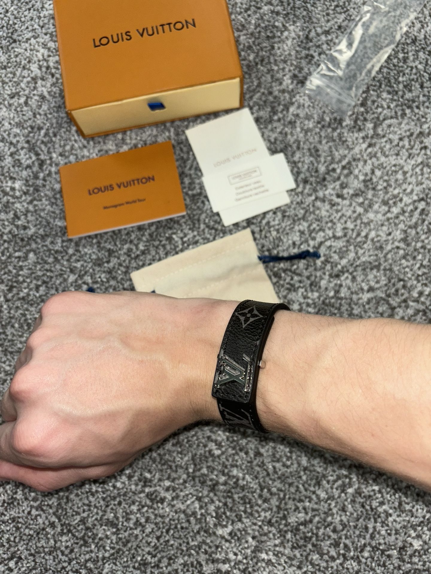 Bundle LV Bracelet, Baccarat Cologne, AirPods