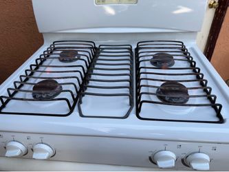 Estufa de gas , todo funciona muy bien, horno y parrillas  marca  Whirlpool