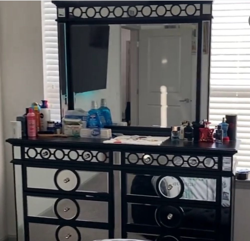 Furniture Dressers / Side Table / Lamp 