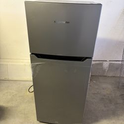 Fridge Master mini fridge 4.4 CUFT