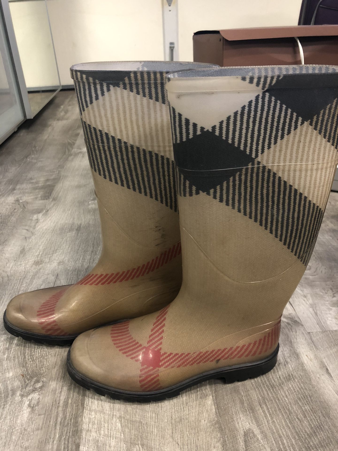 Authentic Burberry boots size 38