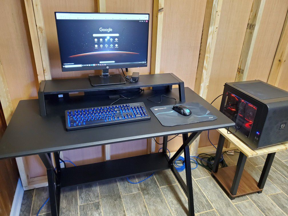 Gaming pc. Comes with desk monitor and mouse n keyboard