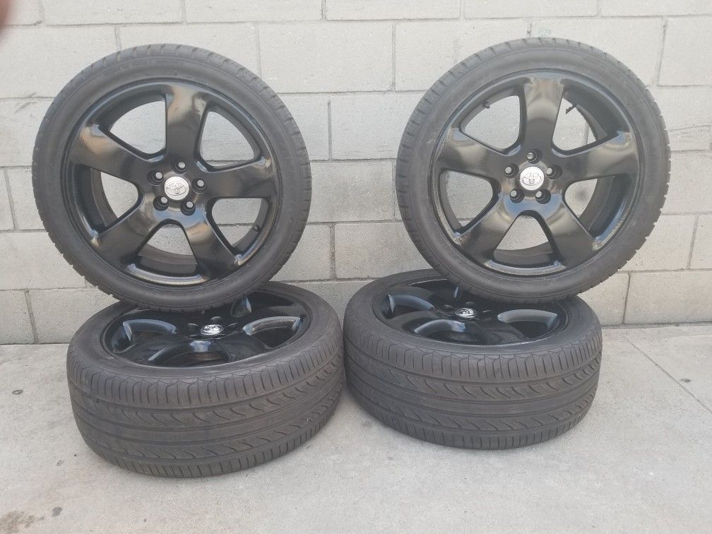 Llantas y rines 225/45/R17/ le quedan a toyota corolla o matrix scion o celíca llantas 90% vida