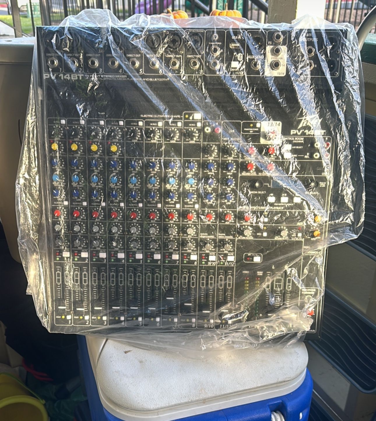 Dj Setup With Peavey 14bt Keyboard Controller & 2 Eons 615 Jbl Speakers 