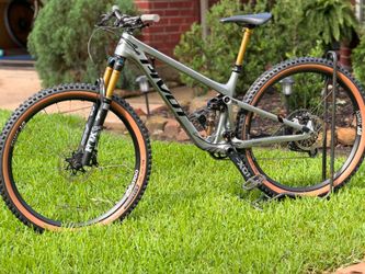 Custom Medium 2023 Pivot Trail 429 Mountain Bike MTB