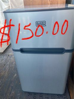 EXCELLENT CONDITION BLACK AND DECKER MINI FRIDGE 19” x 21” x 32 1/2” ( L x W x H)