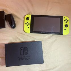 Nintendo Switch W/Joycons + Dock + 32gb Micro SD Card