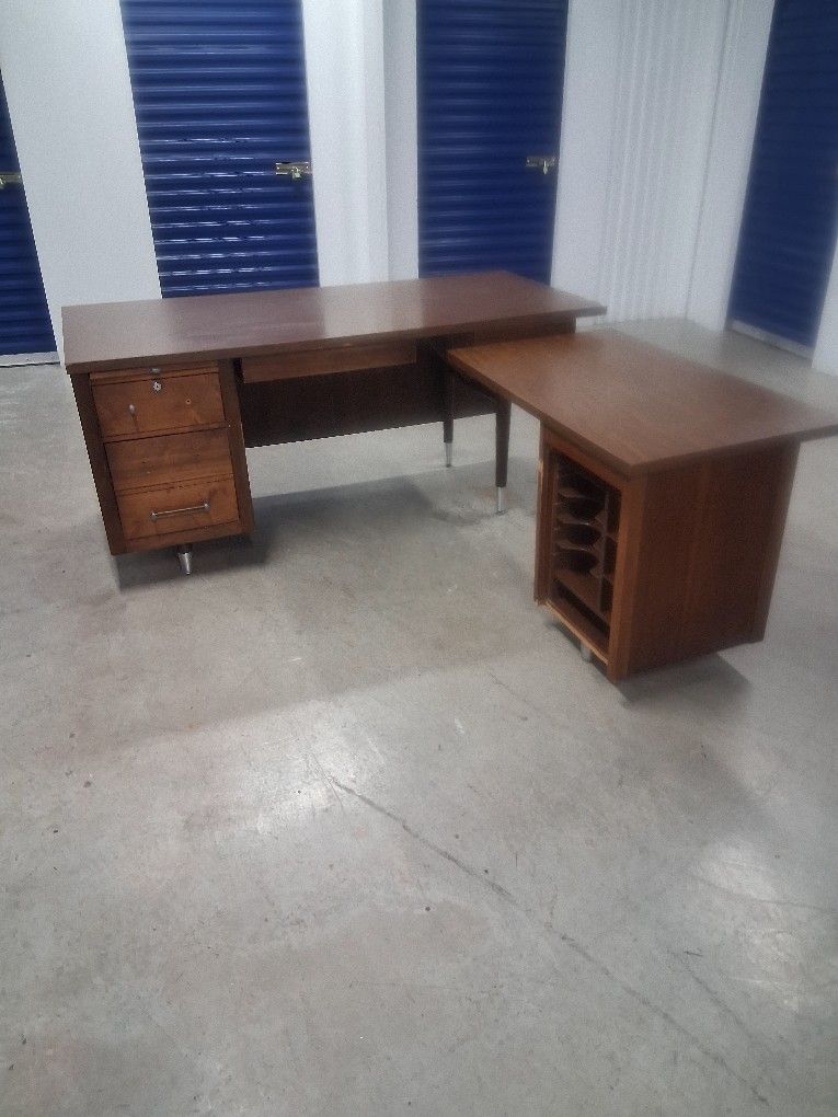 NICE "L" SHAPED DESK MADE OF 80% SOLID WOOD WITH 20% THE TOP MADE OF WOOD COMPOSITE, EXCELLENT QUALITY, PLENTY OF STORAGE, PRICED TO SELL!!!