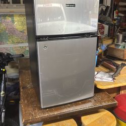 Emerson Small Refrigerator With Lock