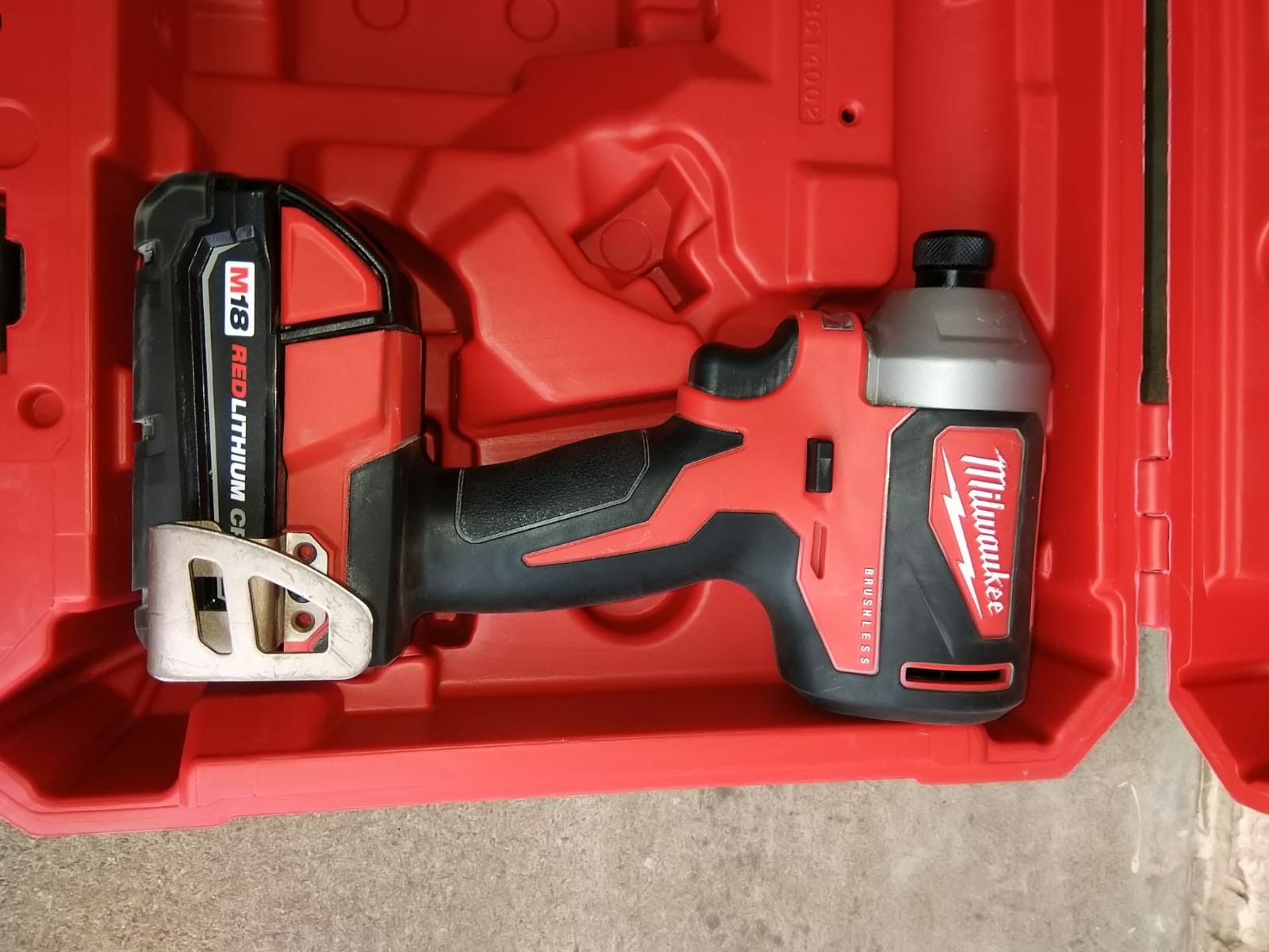 DRILL MILWAUKEE BRUSHLESS BATTERY INCLUDED