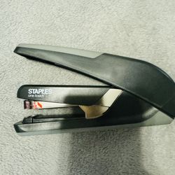 Staples one touch desktop stapler 30 sheet capacity
