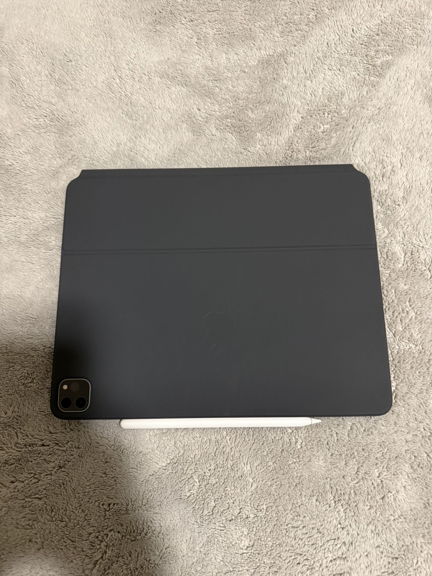 iPad Pro 12.9″ (6th Gen) 256GB + Apple Pencil (2nd Gen) + Magic
