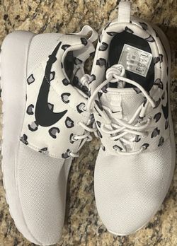Nike Roshe Women’s Shoes Size 8.5 - BRAND NEW ! Hard To Find !