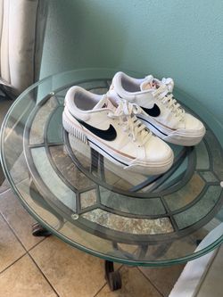 Nike Low-Top Sneakers White Black Swoosh