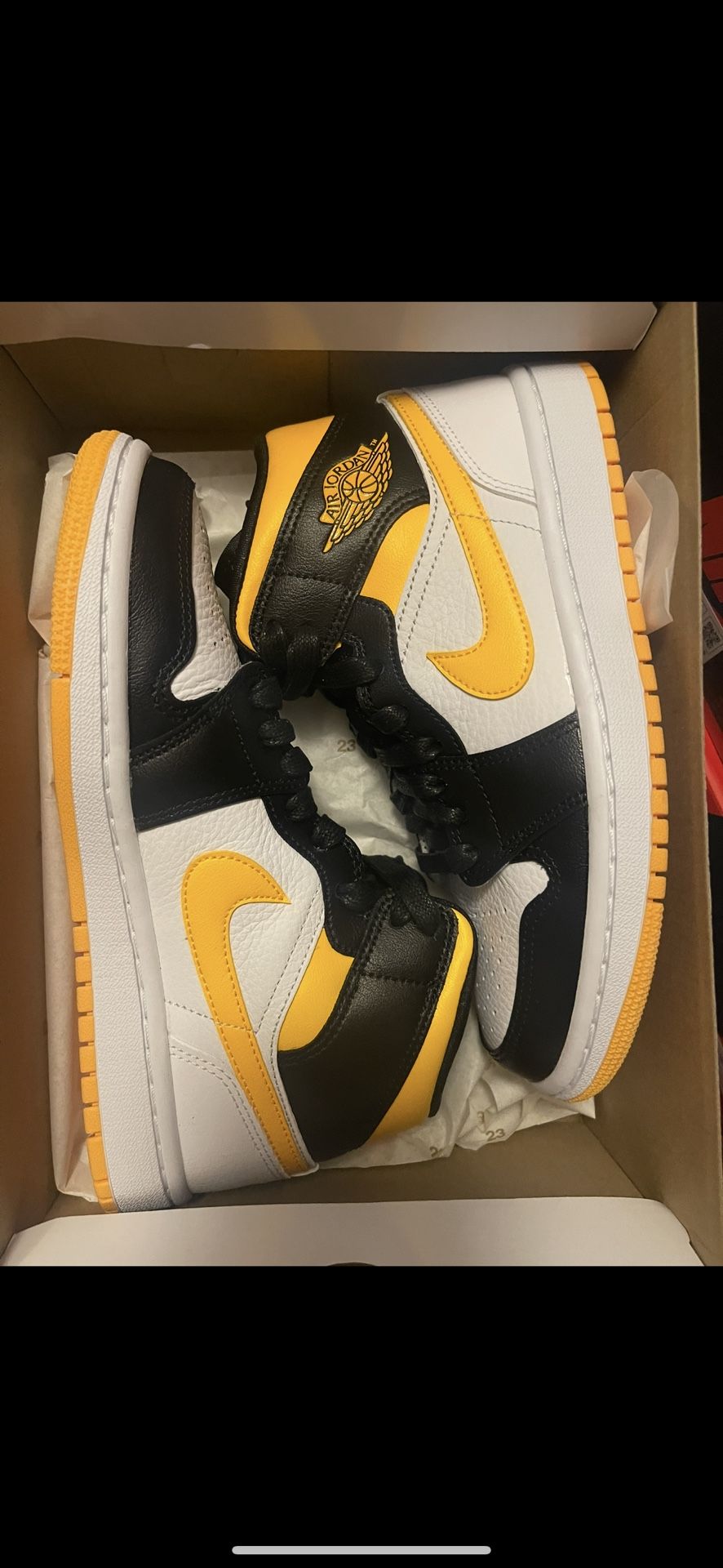 DS NEW JORDAN 1 MID LASER ORANGE SIZE 6.5 IN WOMEN