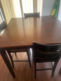 3 foot tall 3 1/2 wide foot kitchen table with three chairs