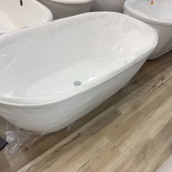 59 in. Oval Freestanding Acrylic Bathtub - Glossy White with Center Drain