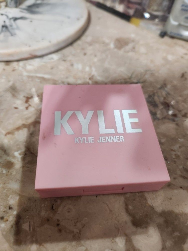 Kylie Jenner Highlighter Cheers Darling