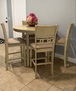 Round dinning table