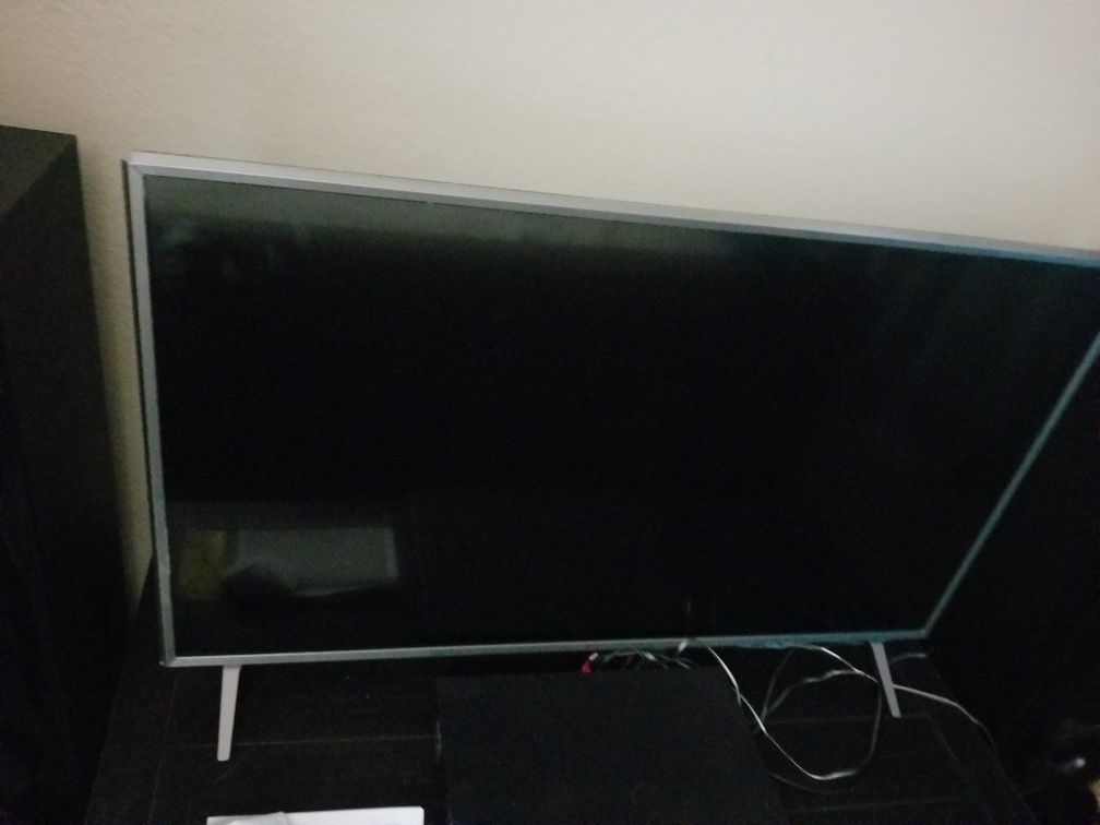 LG smart 43 inch TV with bluray with surround sound
