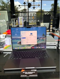 MacBook Pro 14” M4 Chip 16GB Ram 1TB SSD! 90 Day warranty! We offer financing.