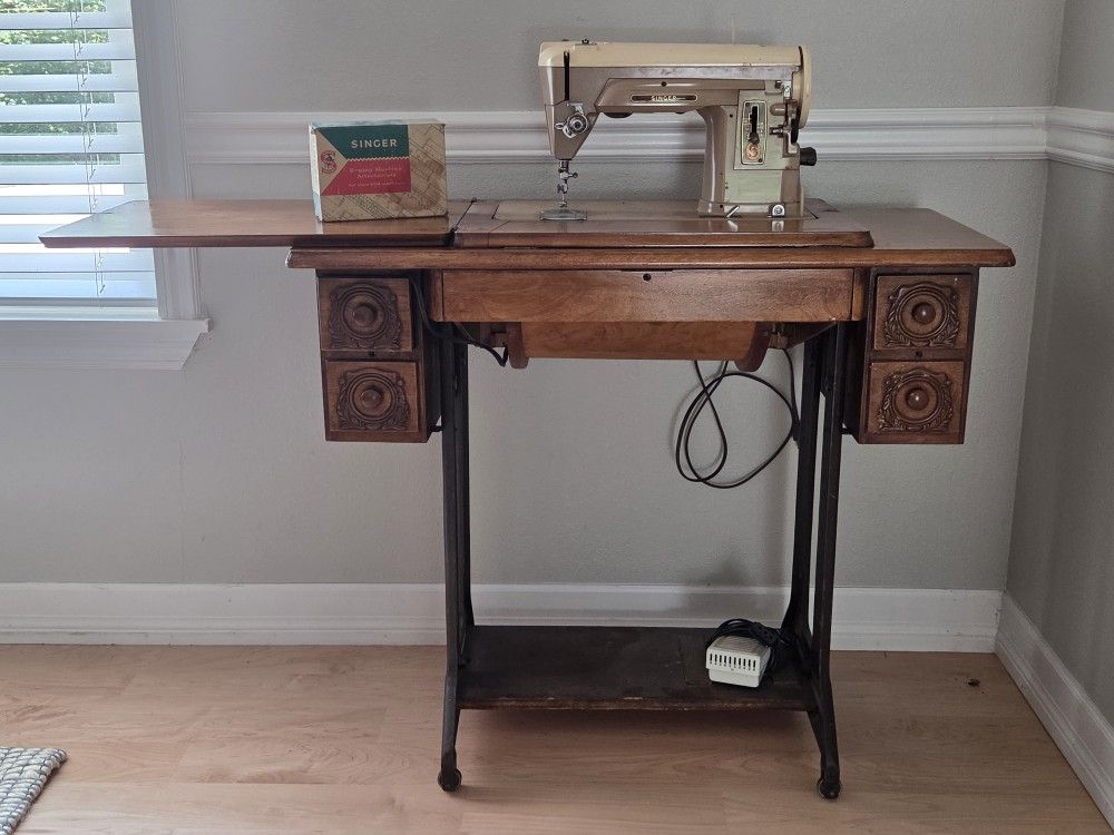 Singer 404 Sewing Machine In Wood Cabinet