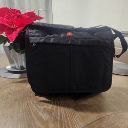 SwissGear Black Crossbody Messenger Laptop Bag 15"W X 3"D X 14"H