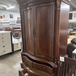 Wooden 2 piece wardrobe. The top half can come off from the drawers and just be used as a dresser. It’s in very good shape! DELIVERY AVAILABLE 🚚🚚 