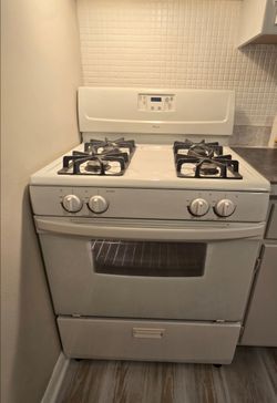 Whirlpool Gas Stove Like New. Kitchen appliances