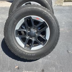 Jeep Rubicon Wheels And Tires Set Of 4 For Only $350 OBO Juego de 4 ruedas y neumáticos Jeep Rubicon por solo $ 350 OBO