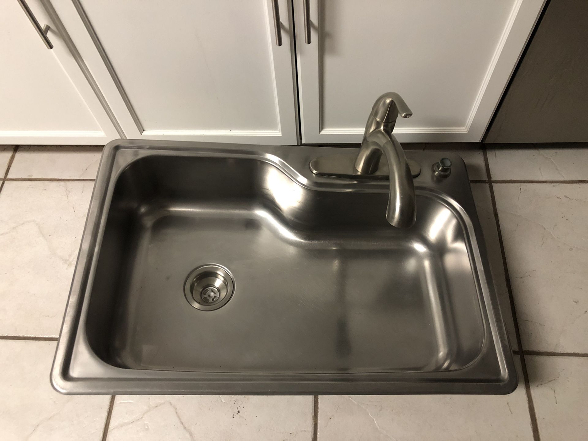 Kitchen sink, Faucet and drain