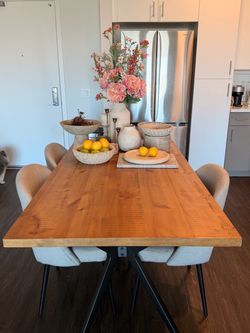 ✈️ MOVING SALE – Modern Dining Table + 4 Chairs