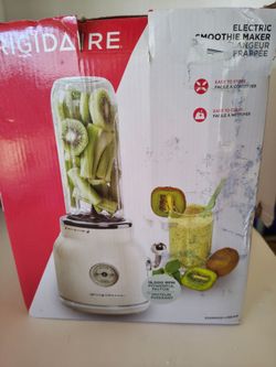 Frigidaire electric smoothie maker new