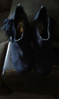 Size 8 black heels going for 25 or best offer