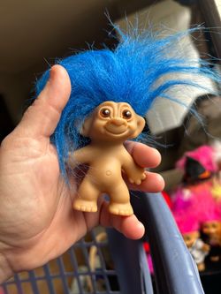 This collectible is a Vintage 1990s Russ Berrie Pink Hair "Sand & Sun" Series Troll doll