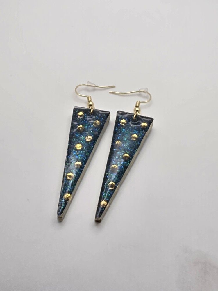 Clam Shell Triangle Earrings 