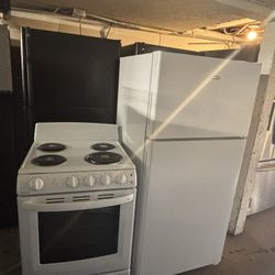 Hot Point Set Stove And Fridge 