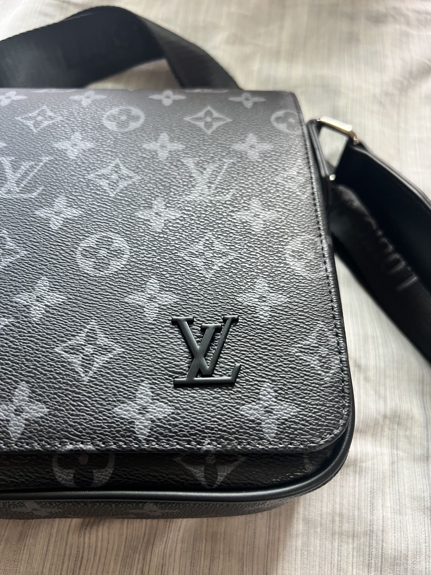 Men's Louis Vuitton Messenger Bag… Original for Sale in Huntington Park, CA  - OfferUp