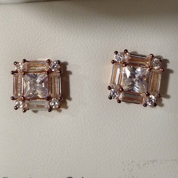 Gorgeous 🆕 14k Rose 🌹 Gold Diamond 💎 Earrings!