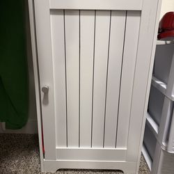 Gabinete blanco pequeño con repisa – como nuevo