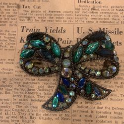 Vintage Emerald & Blue Rhinestone Bow Brooch – Aurora Borealis Crystals