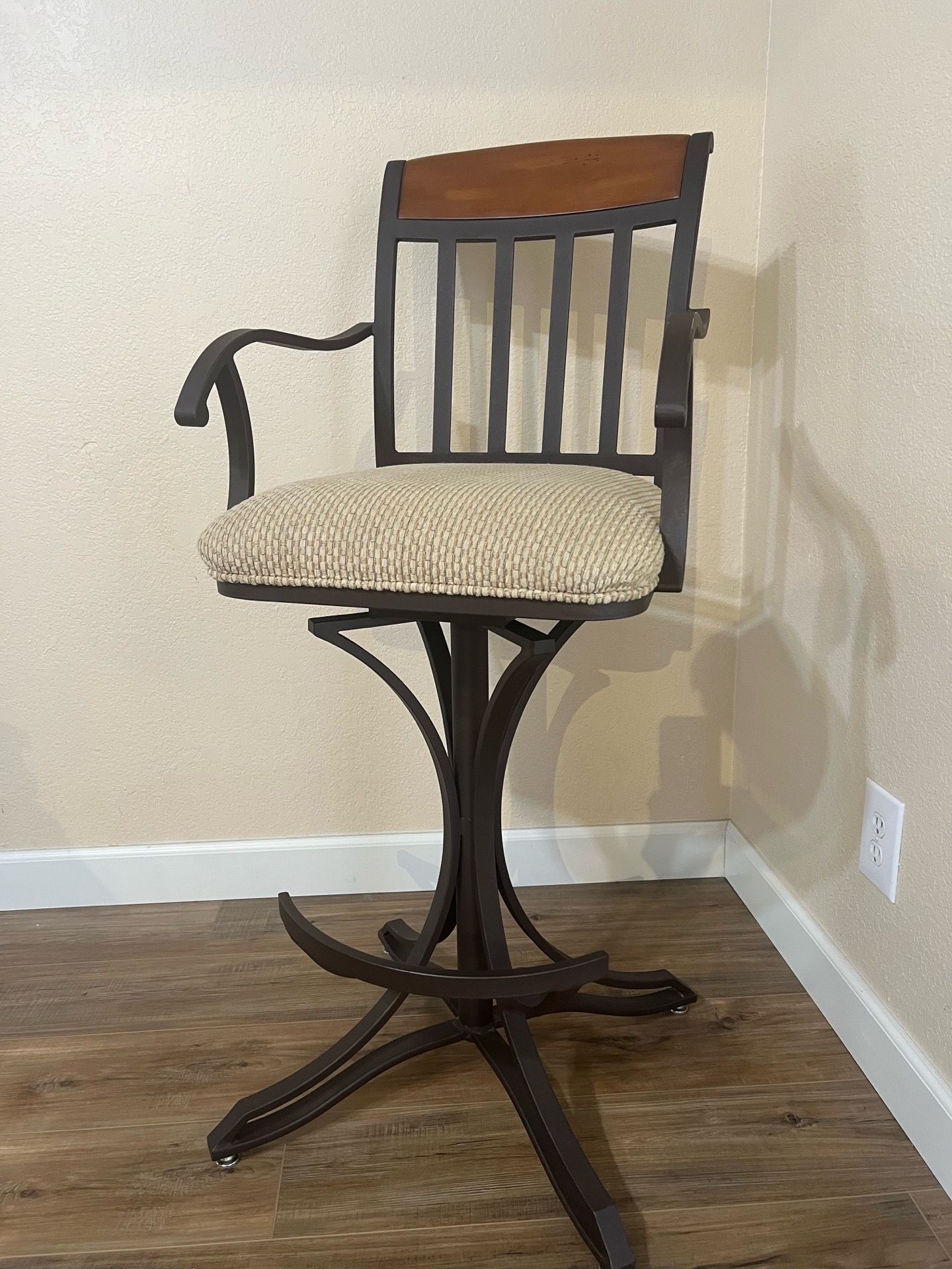 3 Bernhardt Swivel Bar Stools: 25$ each