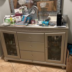 This Beautiful Draw Has A Complete Matching Dining Room Said It’s Over Six Pieces