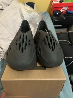 Adidas Yeezy Foam Runner size 11 Dark/Onyx
